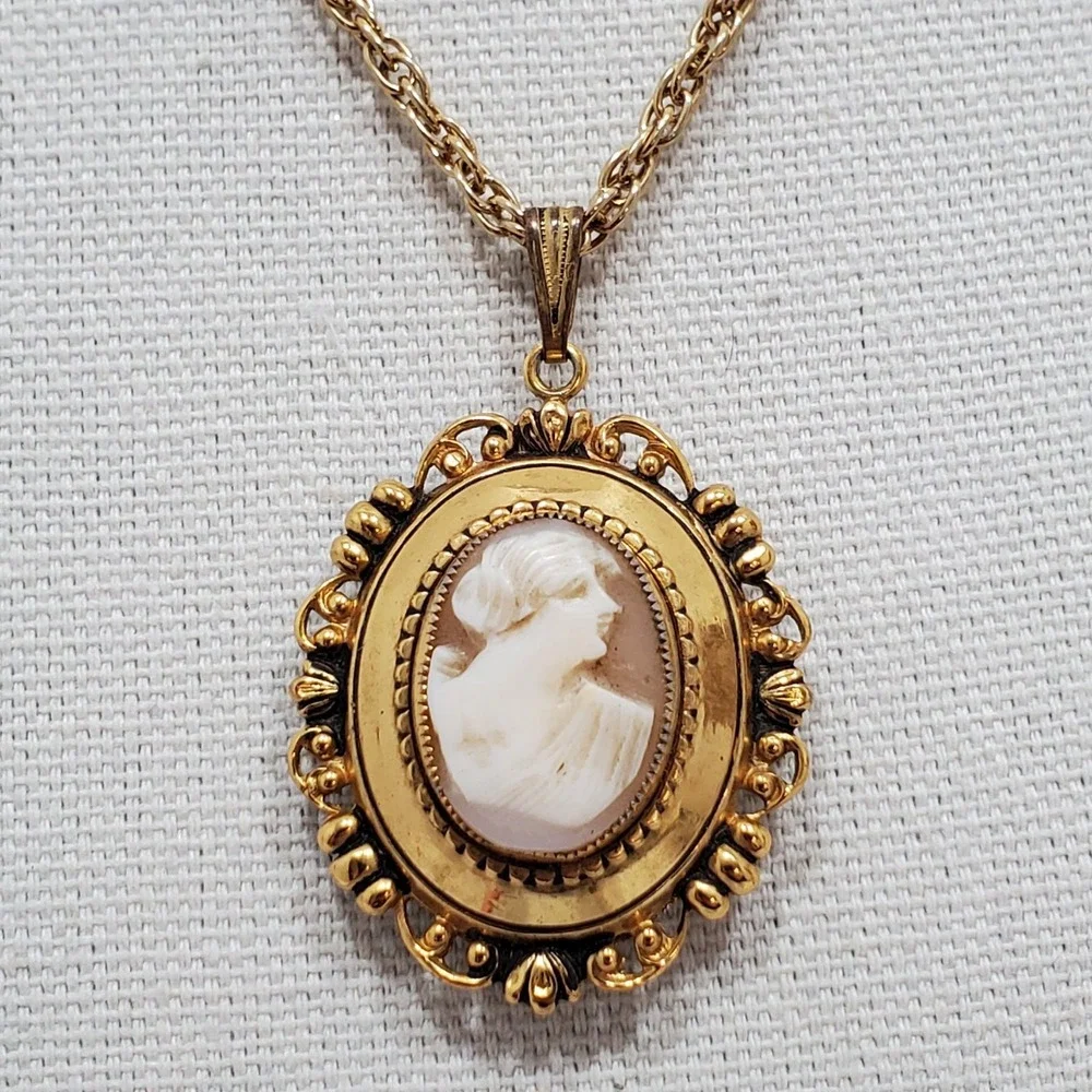Vintage Beige & White Oval Cameo Locket Gold Tone Chain Victorian Style Necklace
